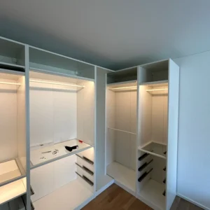 Montage eines weißen IKEA-Kleiderschranks in Zürich durch Carlos