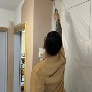 Innenwand streichen in Zürich – Carlos bei der Arbeit mit Rolle