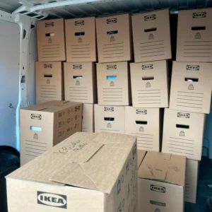 Umzugsservice von Said – IKEA-Kartons ordentlich im Lieferwagen gestapelt