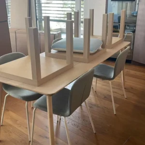 Aufbau eines Esszimmer-Sets mit Tisch und Stühlen in einer modernen Wohnung in Zürich