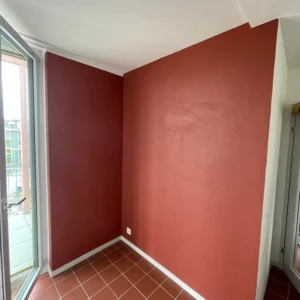 Fertig gestrichene rote Wand – Innenmalerei von Javier in Zürich