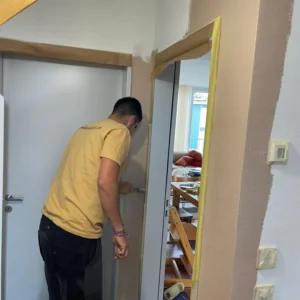 David bei Malerarbeiten an einer Innenwand in einer Wohnung in Zürich