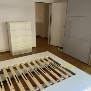 Möbelmontage im Schlafzimmer – Bettgestell, Kommode und Schrank von Javier montiert