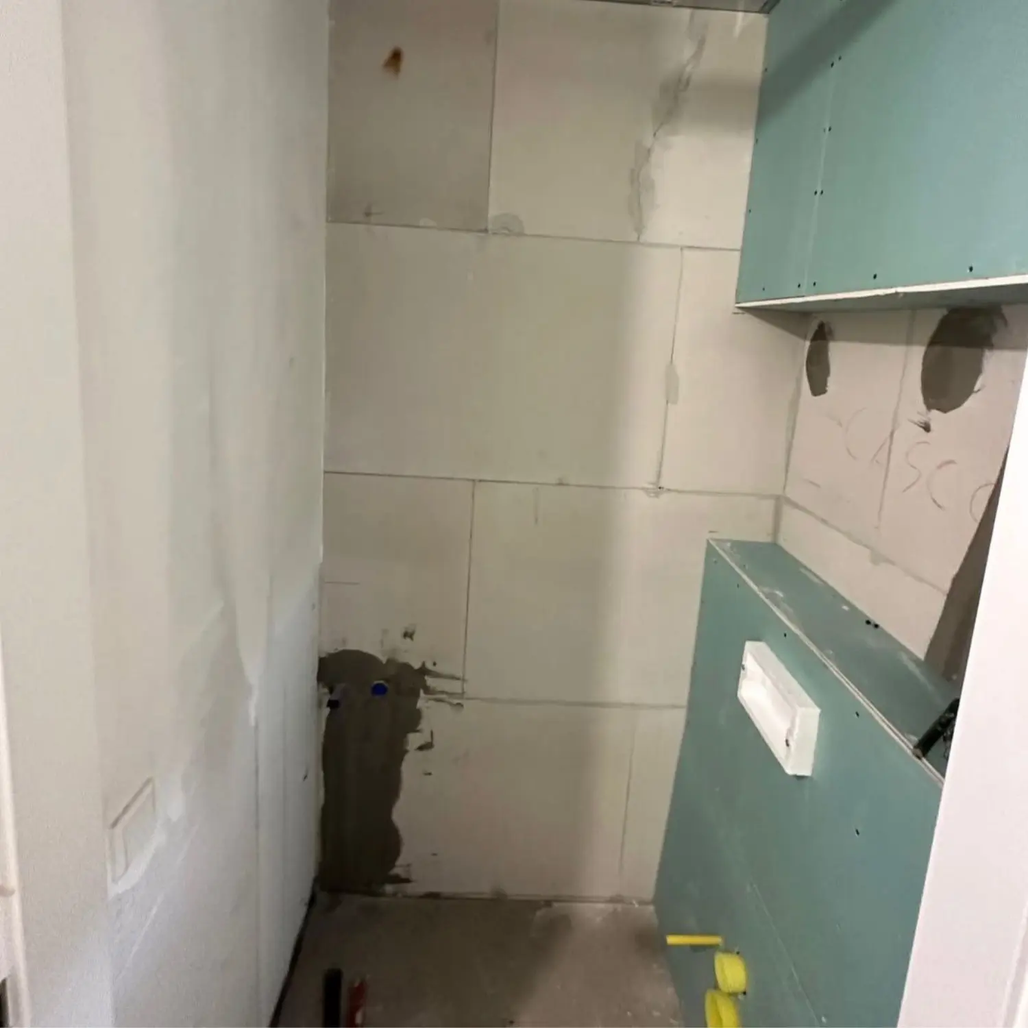 Badsanierung in Zürich vor den Arbeiten mit unverputzten Wänden und sichtbarer Sanitärinstallation.
