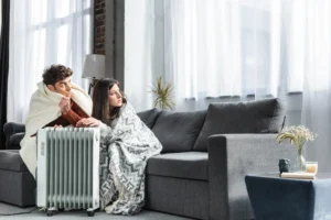 Mieter in Zürich wärmen sich mit Heizung und Decken – Heizungstipps für den Winter