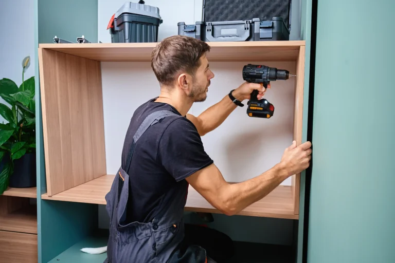 Professioneller Monteur bei der Möbelmontage in Zürich